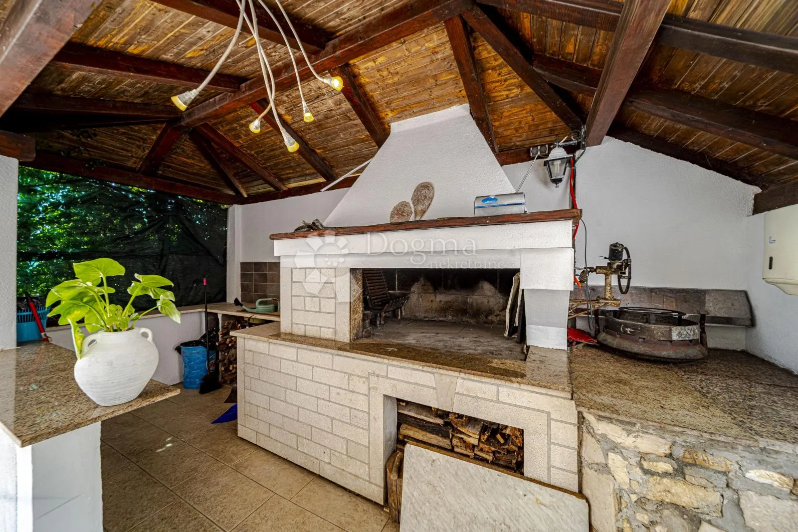 prvi red do mora: samoodrživa apartmanska vila s uhodanim poslovanjem – vela luka, korčula - slika 49