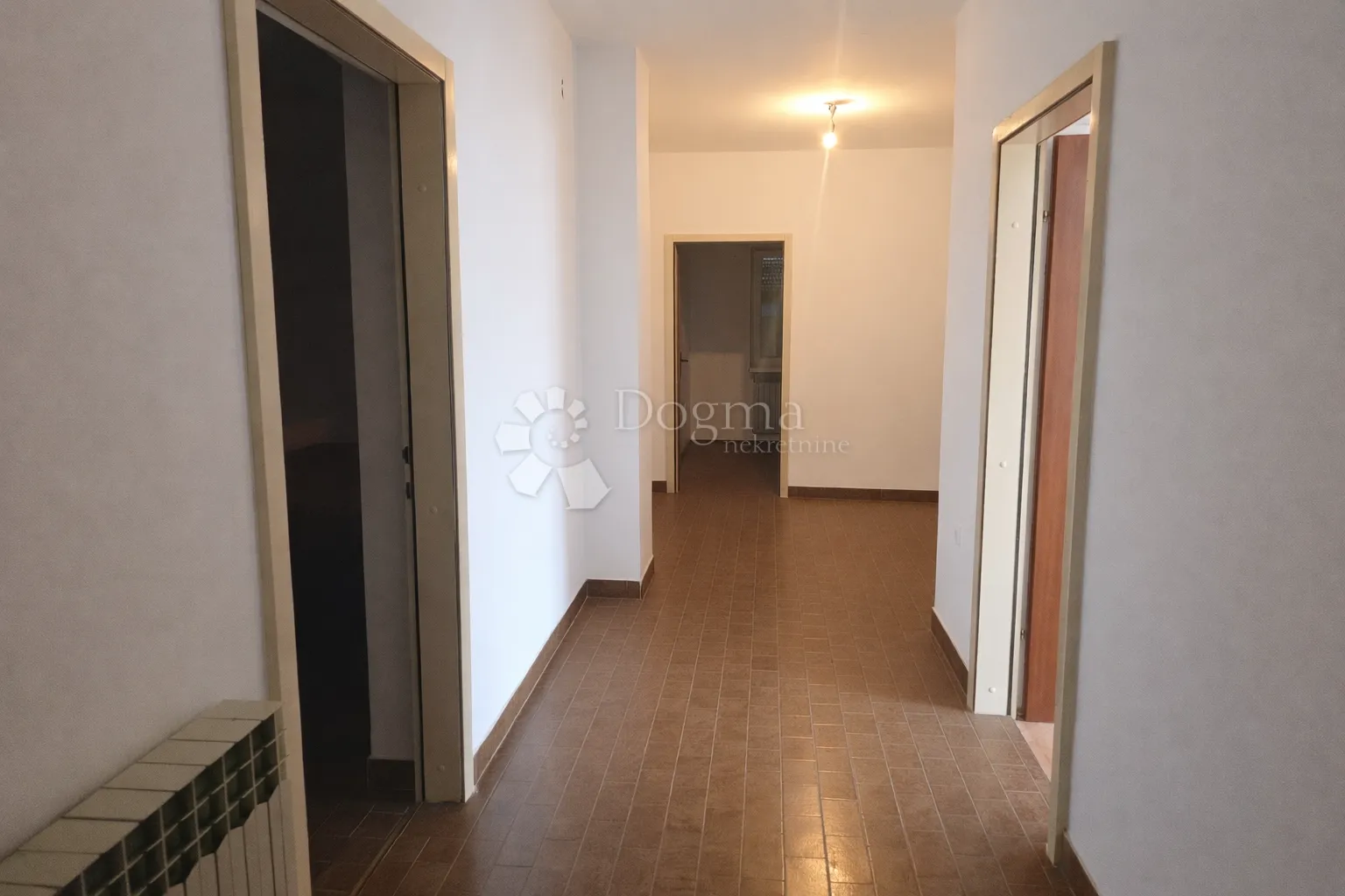 prilika! prostran 3-soban stan za renovaciju – njivice - slika 2
