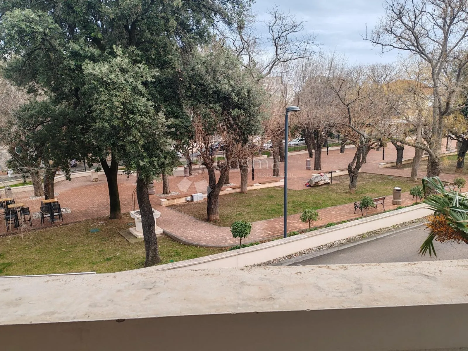 vodice - kuća u centru blizu mora - dva stana - poslovni prostor - slika 3