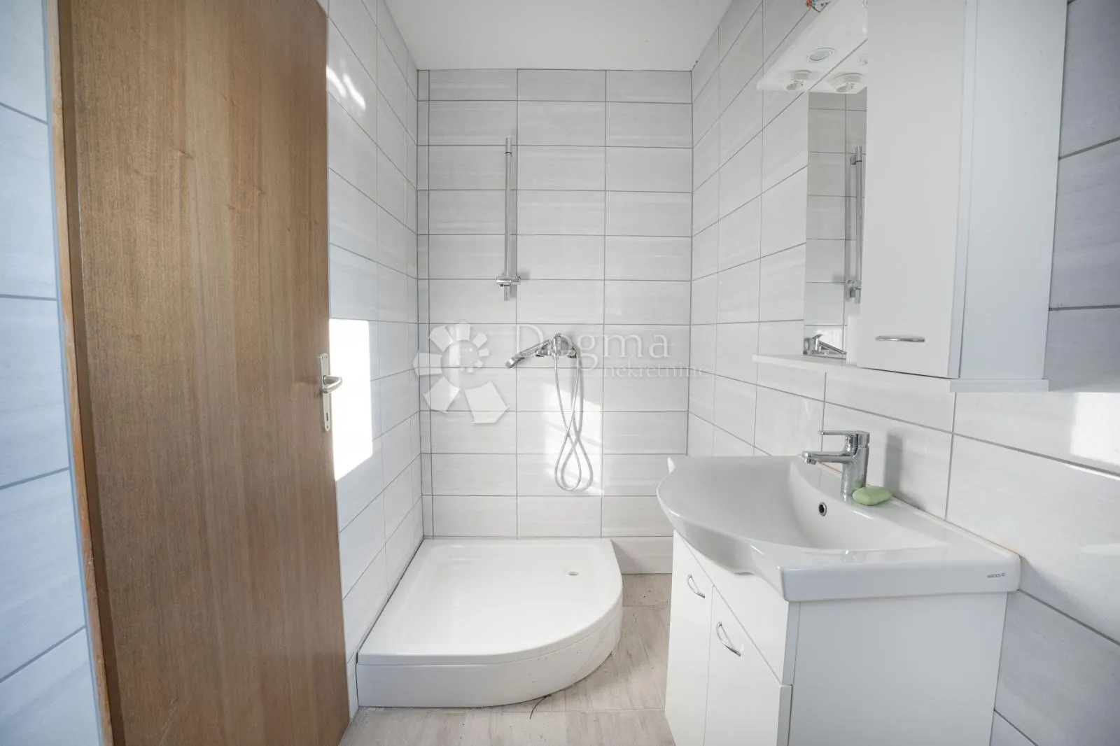nekretnina s potencijalom za miran život i investiciju - slika 26