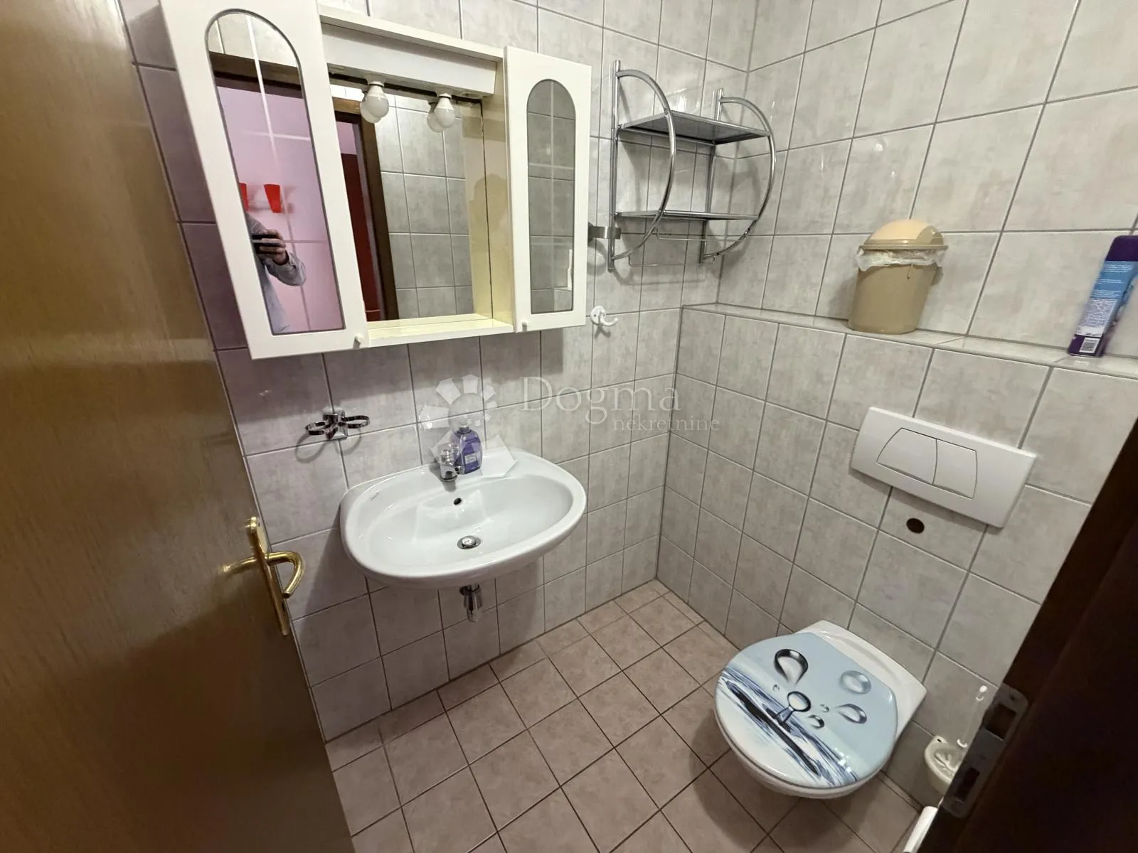 prilika u brodarici- kuća blizu mora, s 6 apartmana i 3-sobnim stanom!! - slika 37