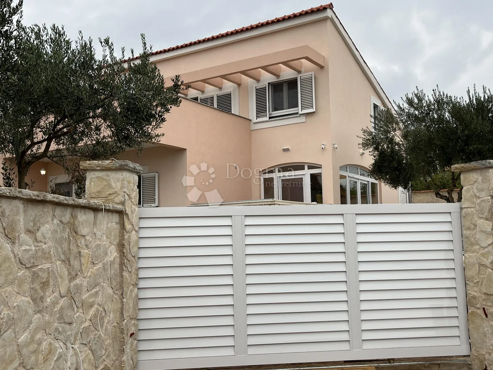 prilika! predivna vila s bazenom u zaleđu vodica - slika 48
