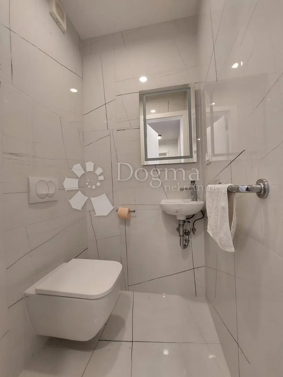 eksluzivan apartman u prizemlju sa bazenom, 70m od mora - slika 17