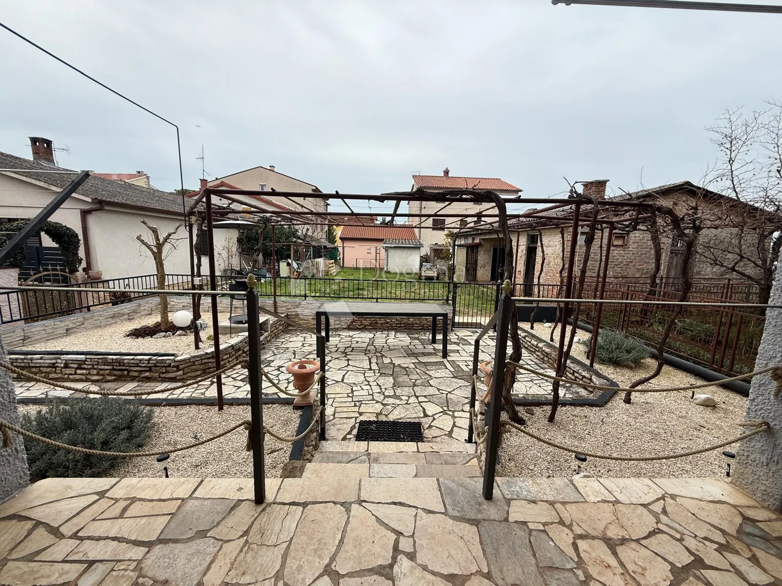 kuća s 2 stana - 300 m od mora - slika 3