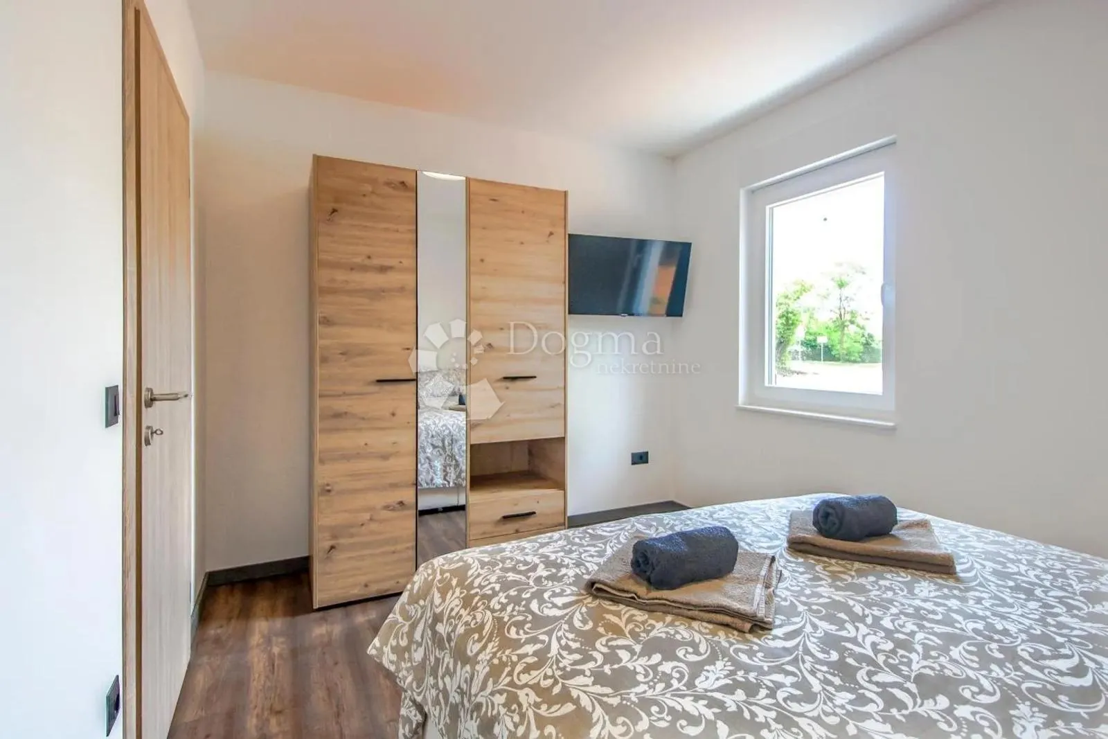 villa sa bazenom, konobom i 3800m2 okućnice - slika 23