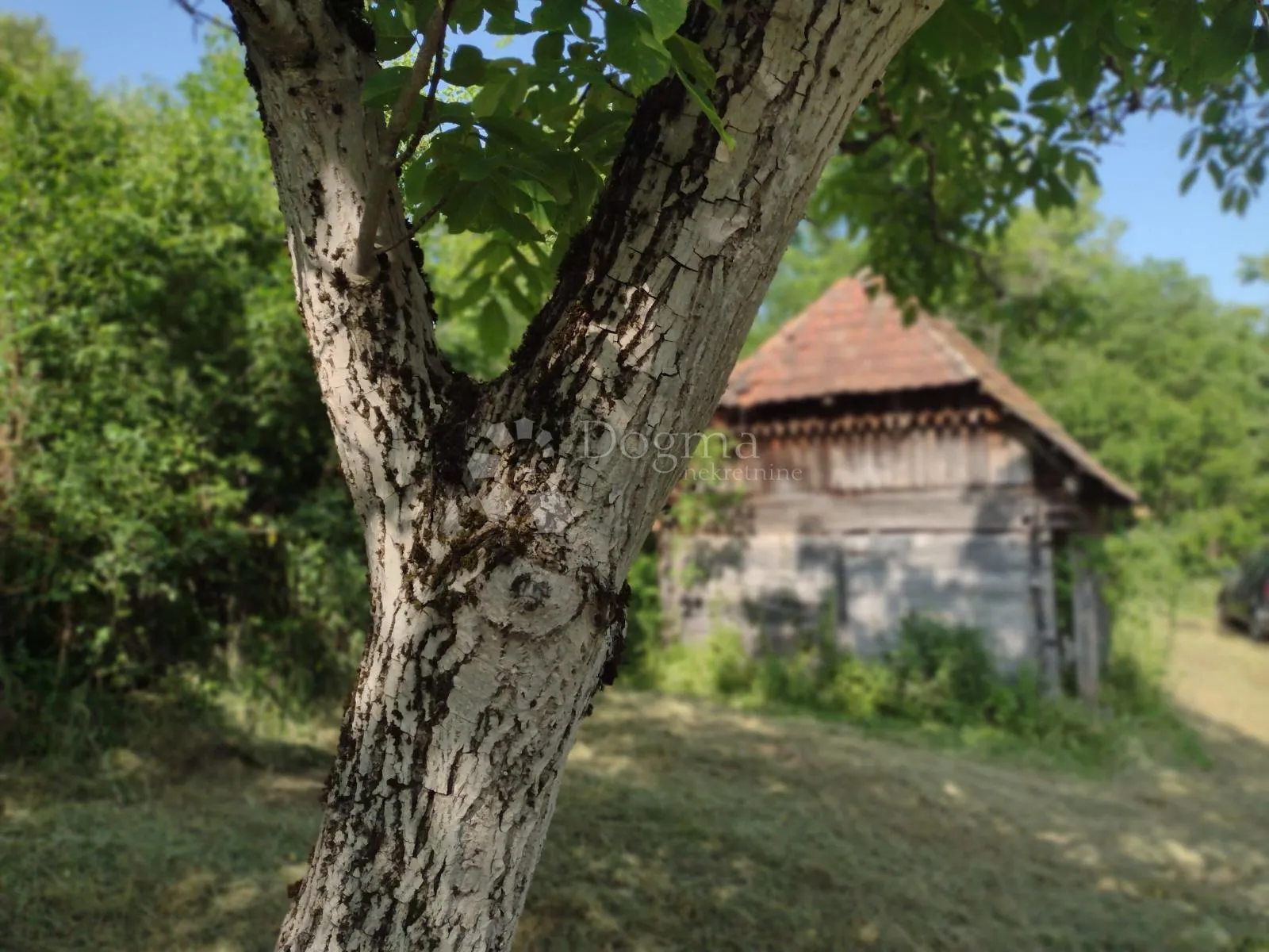 romantična kućica u blizini potoka - slika 2
