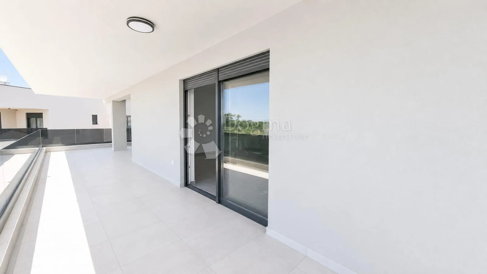 penthouse sa 3ss+db i krovnom terasom 800m od mora - slika 12