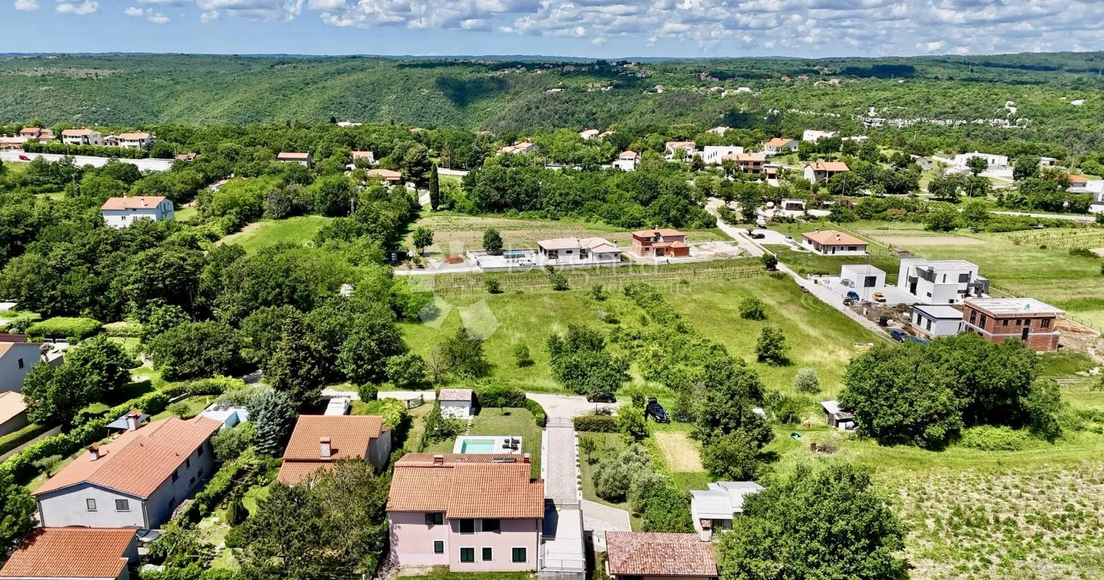 kuća sa 3 stana i bazenom na top lokaciji - slika 6