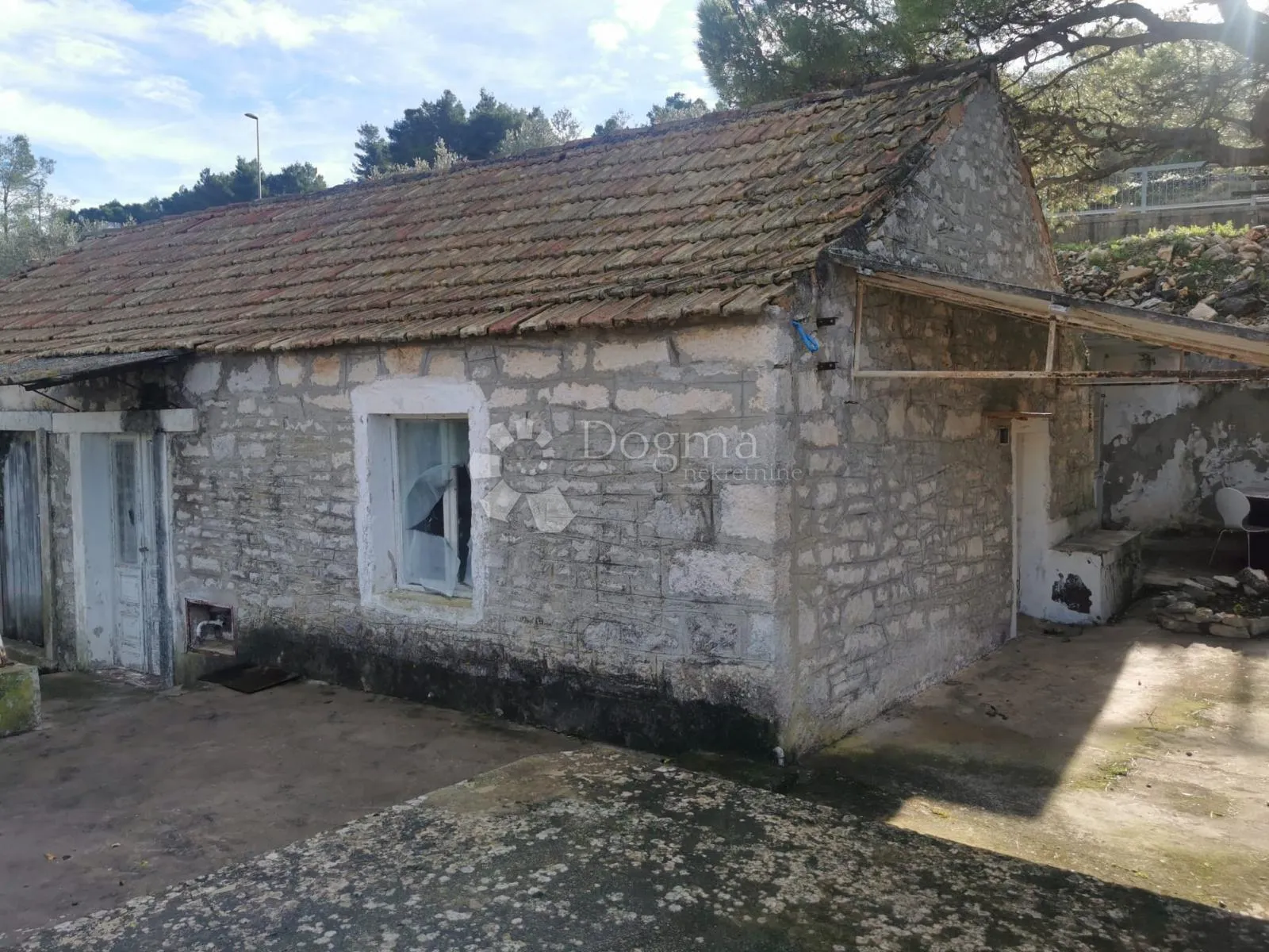 tradiconalna kamena kuća u veloj luci - slika 1