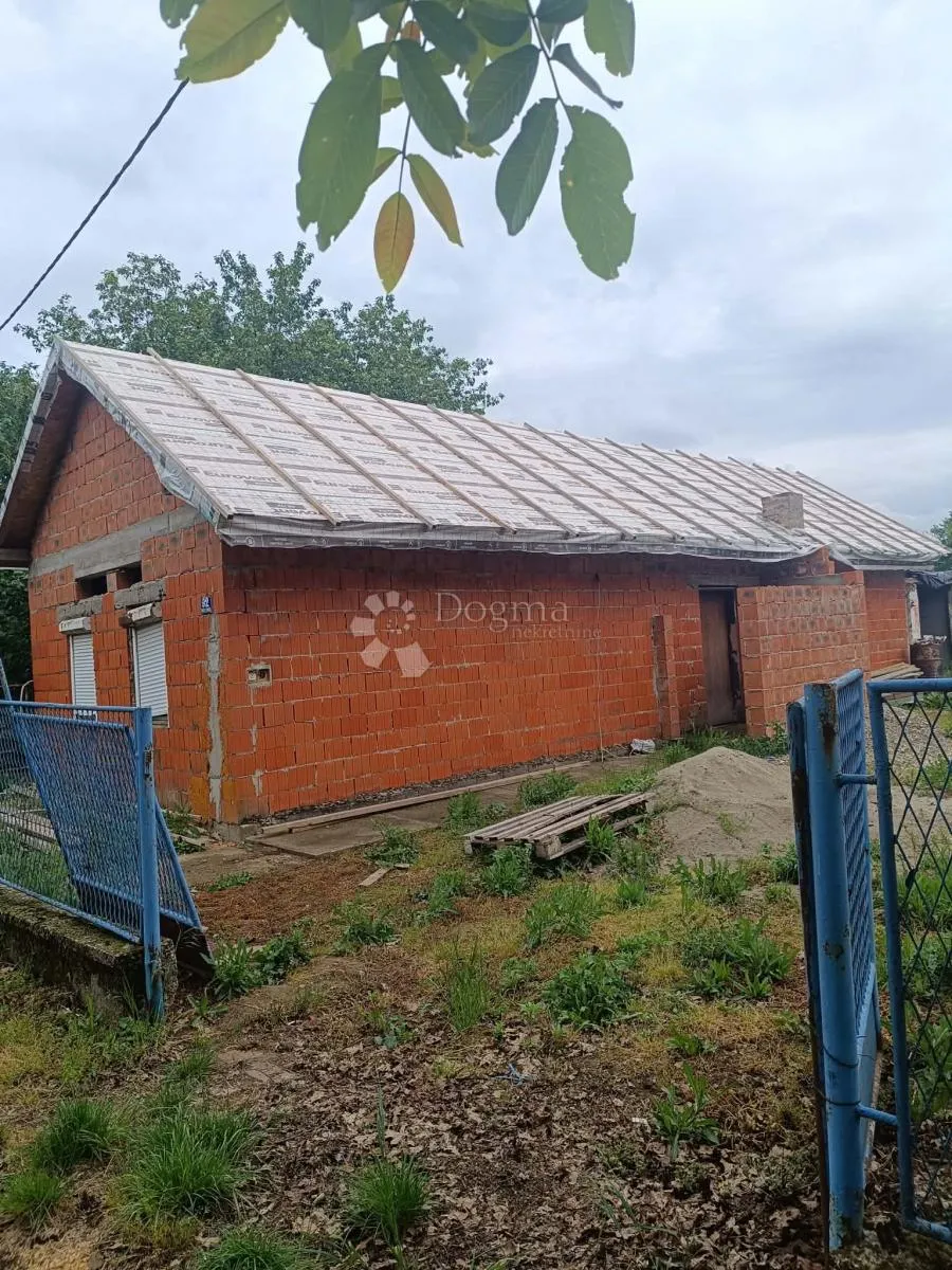 Samostojeća Kuća U Valpovu S Velikom Okućnicom - Valpovo