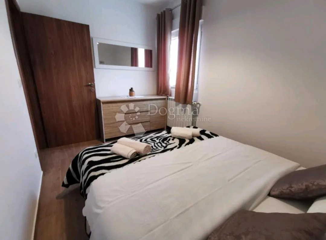 kuća s 3 apartmana u mirnom dijelu vodica! - slika 6