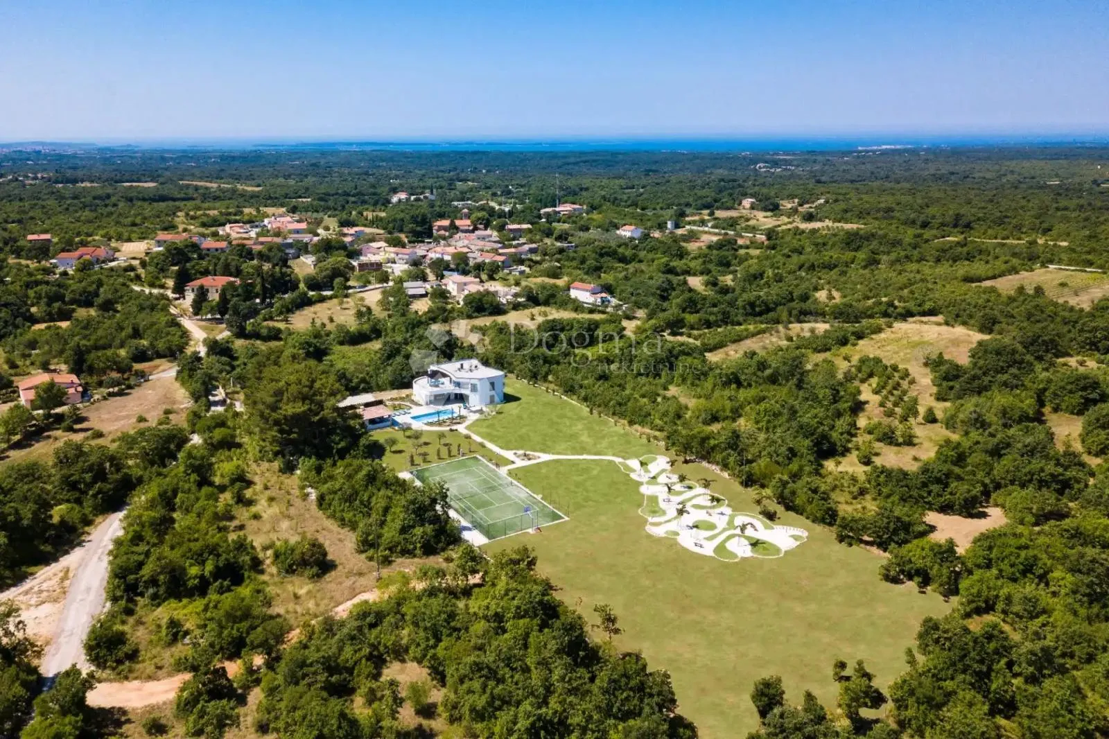 jedinstvena vila na osami sa teniskim i golf terenom - slika 62