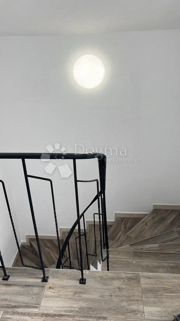 tisno kuća u prvom redu do mora odlična prilika - slika 31