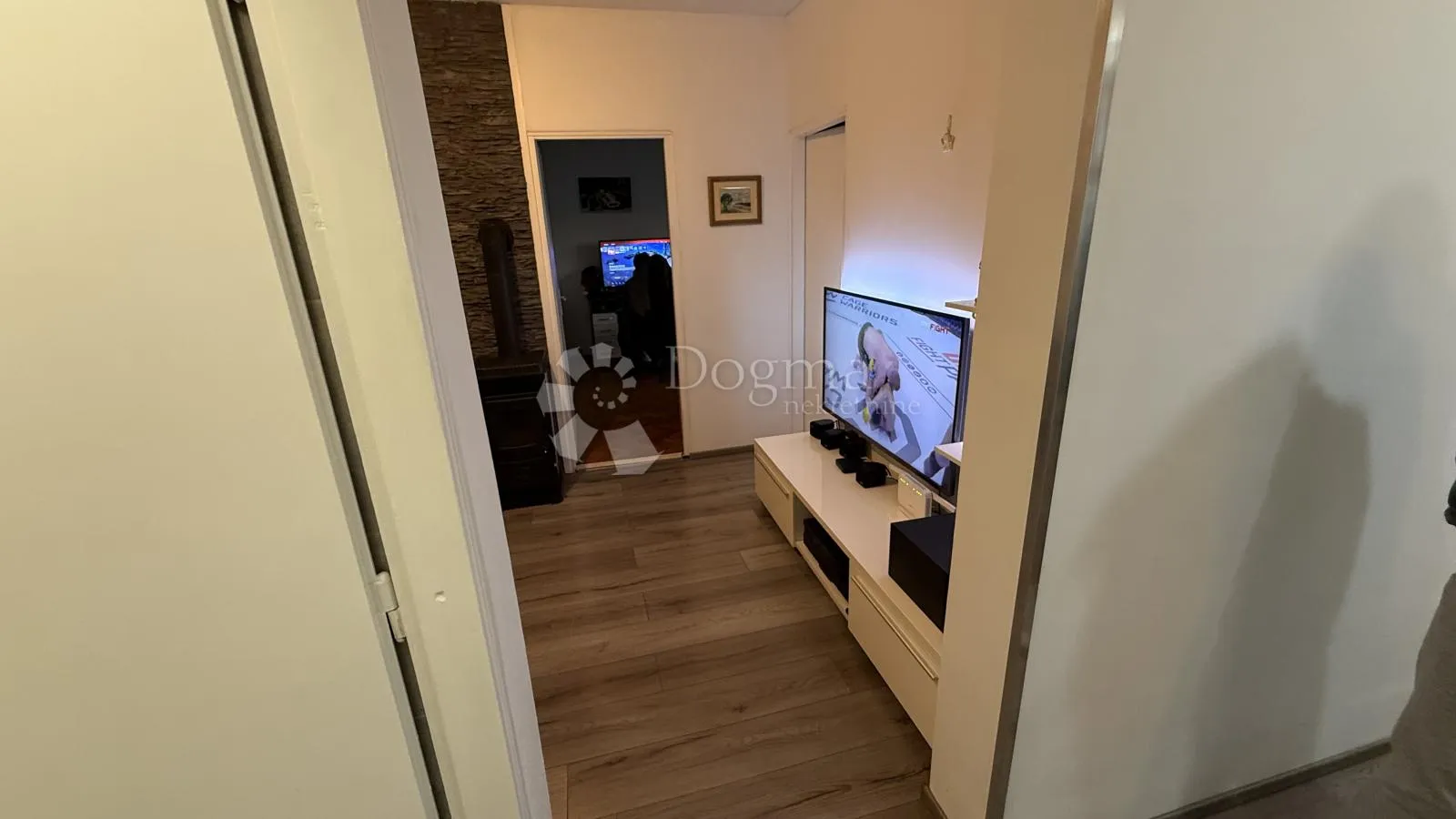 ugodan dvosobni stan s lijepim pogledom - slika 7