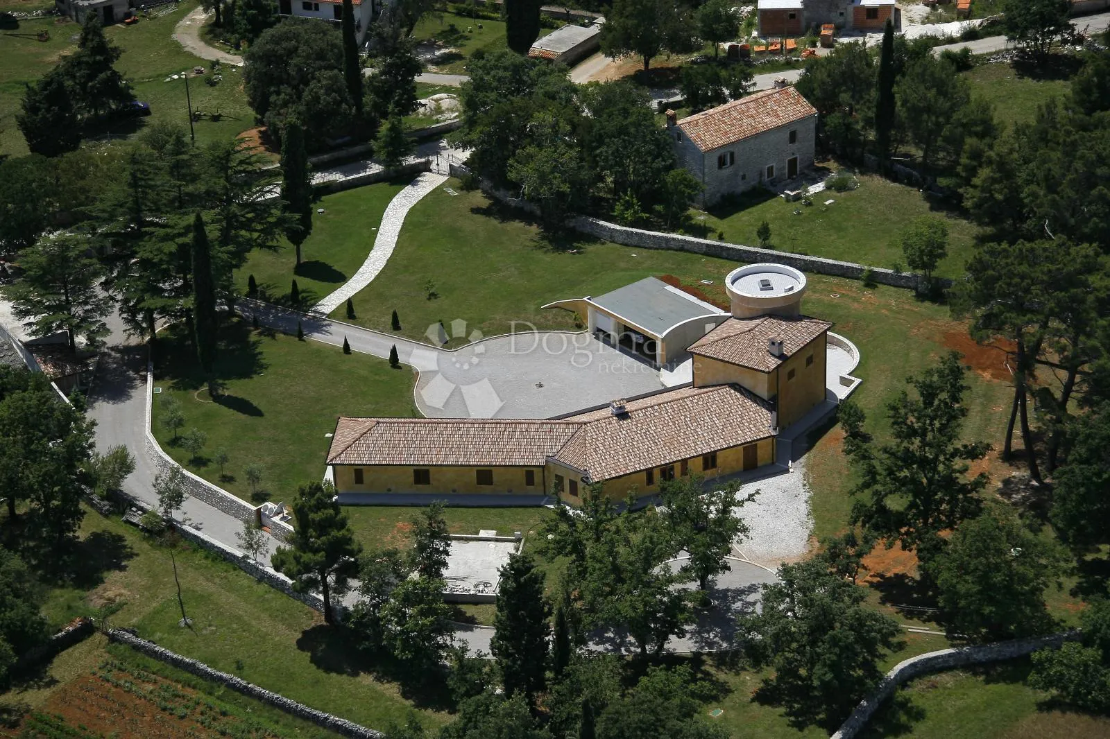 vila vrhunske gradnje s velikom parcelom i potpunom privatnošću - slika 26