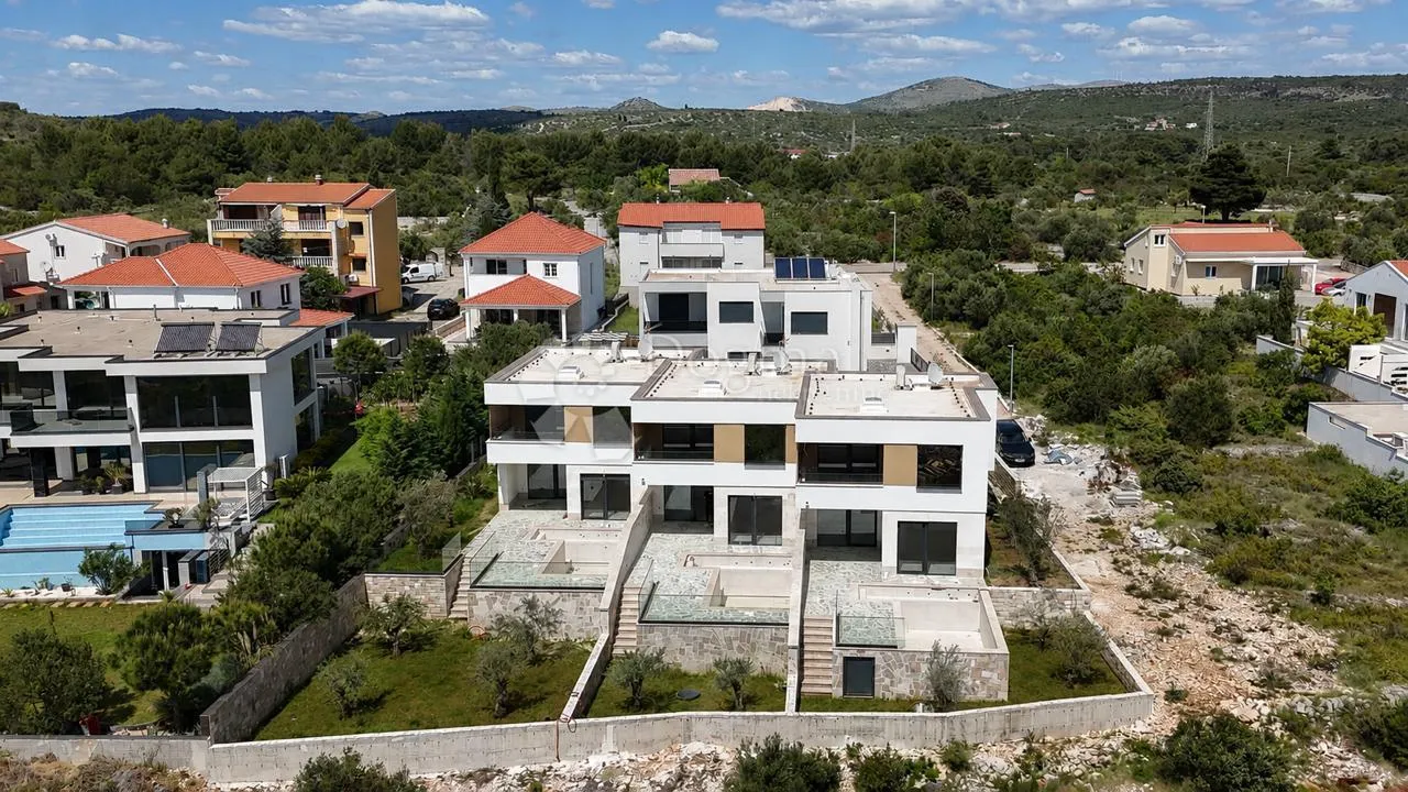 primošten-predivan stan s bazenom i pogledom na more u triplexu s2 - slika 30
