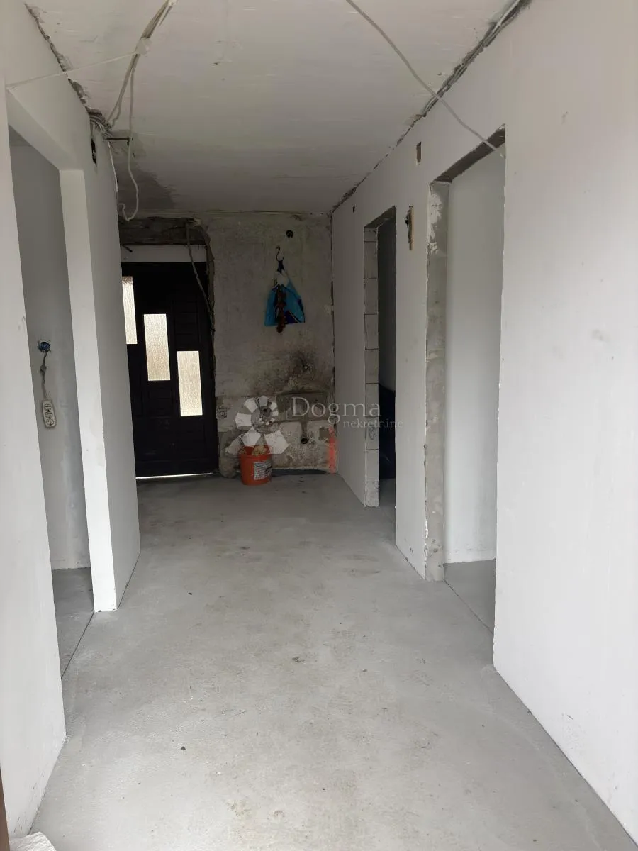 kuća s 3.459 m² okućnice - slika 2