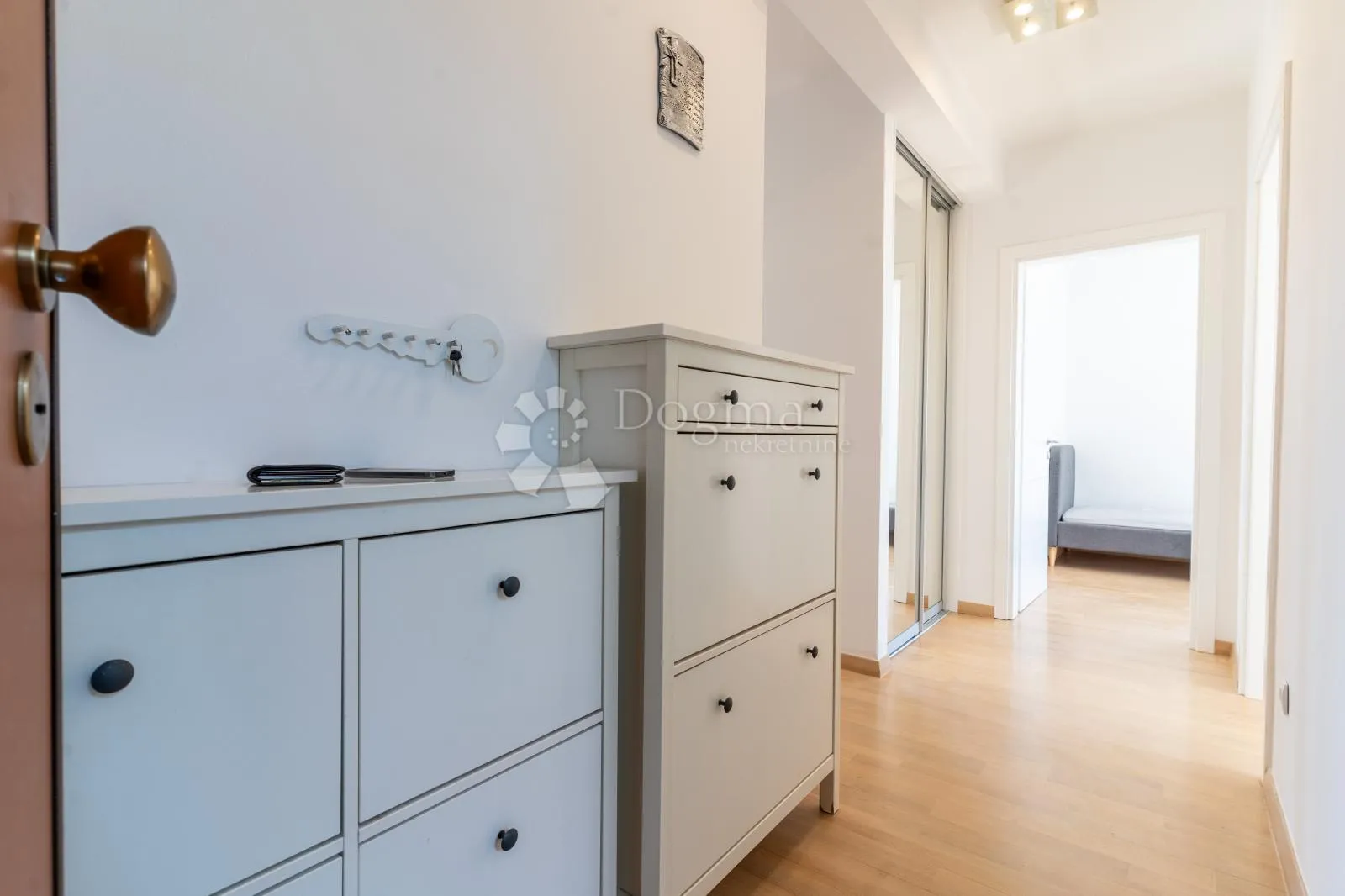 moderan četverosoban stan s 3 spavaće sobe i 2 natkrivena parkinga - slika 8