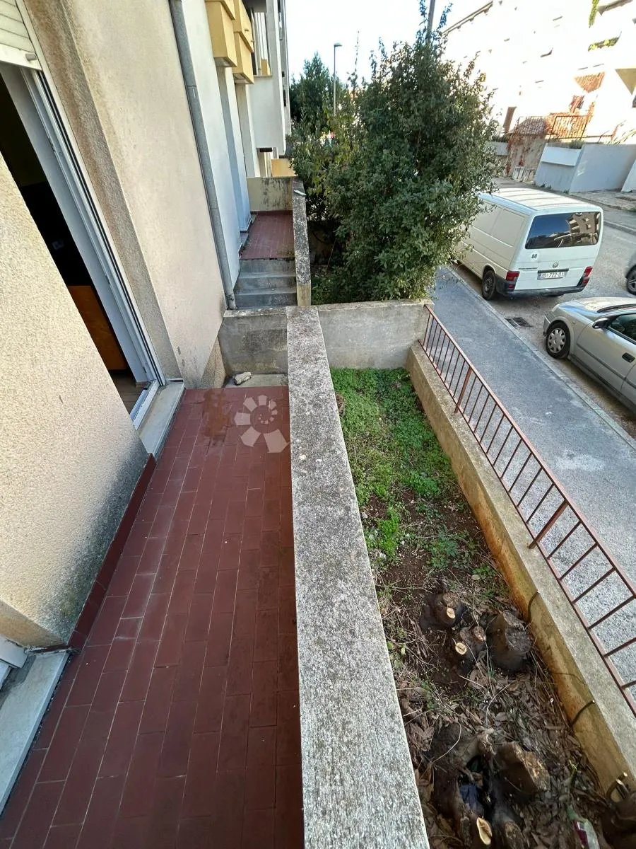 prizemni trosoban stan s terasama i vrtom – bili brig - slika 12