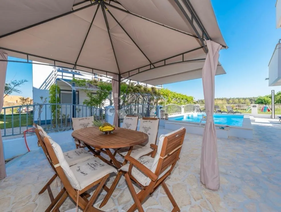 villa s bazenom u privlaci - slika 21