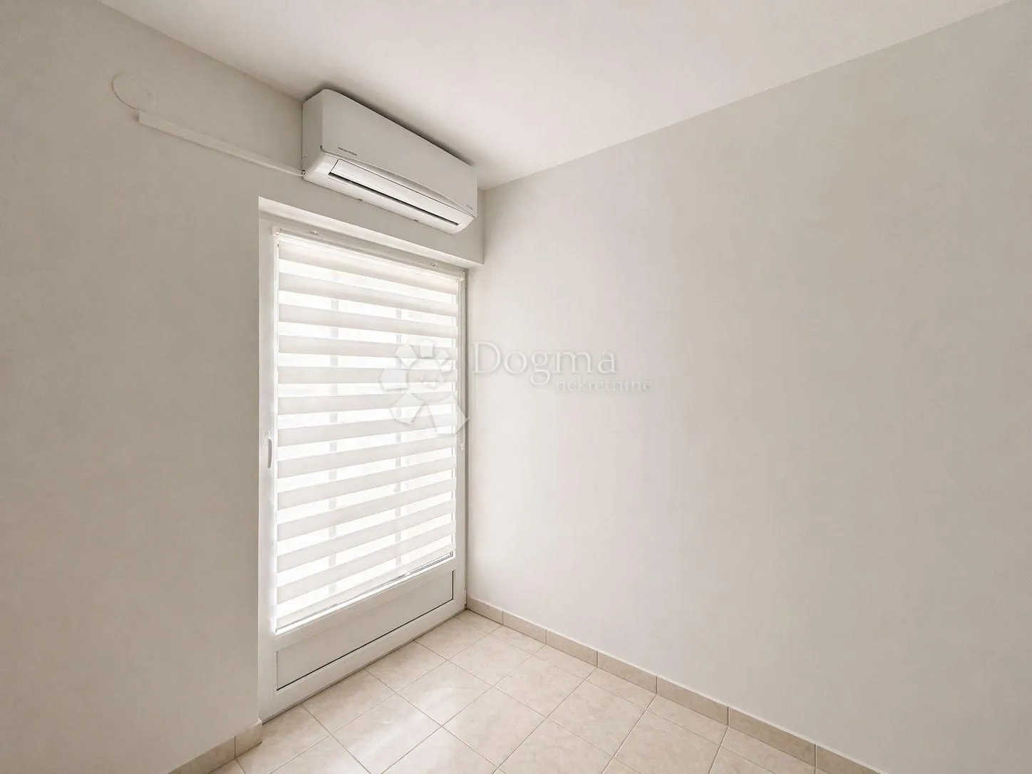 stan 130m2 - 2 stambene jedinice + terasa + parking - slika 11