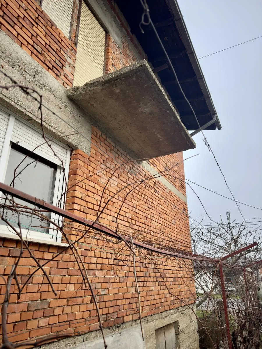 prodaja kuće s pomoćnim objektom i velikom okućnicom - slika 16