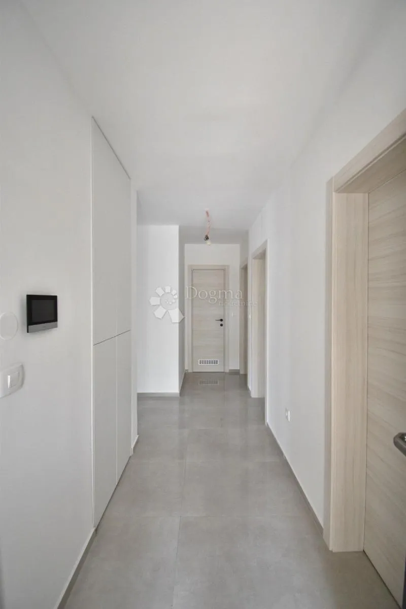prilika - dva stana + kategorizirani studio apartman! - slika 15