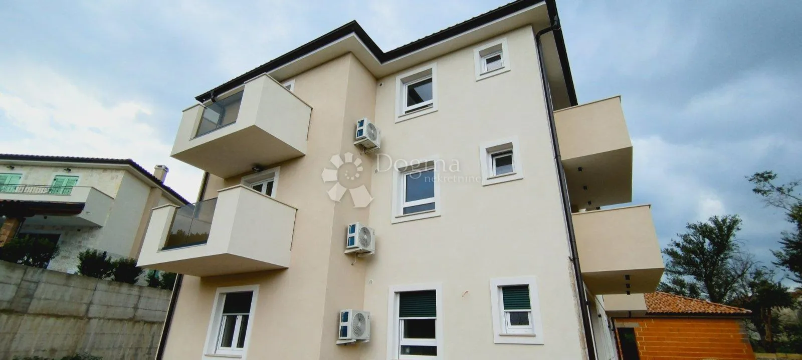 malinska - dva apartmana s okućnicom - slika 2