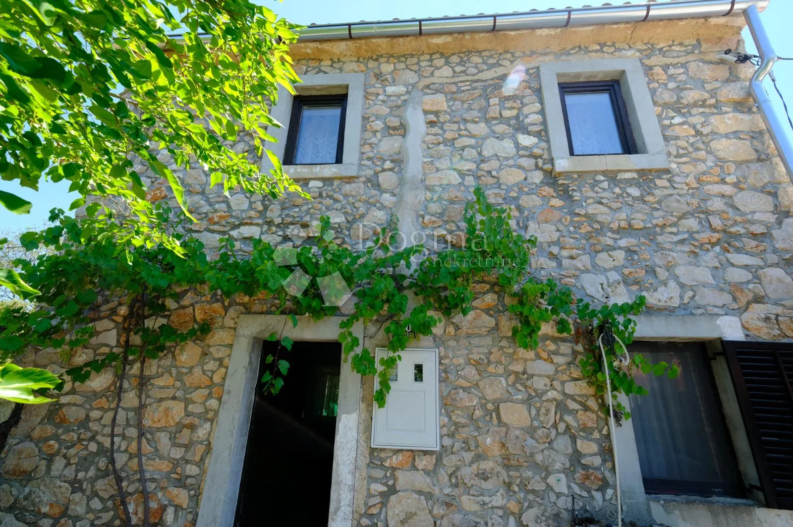 kamena kuća polje - slika 2