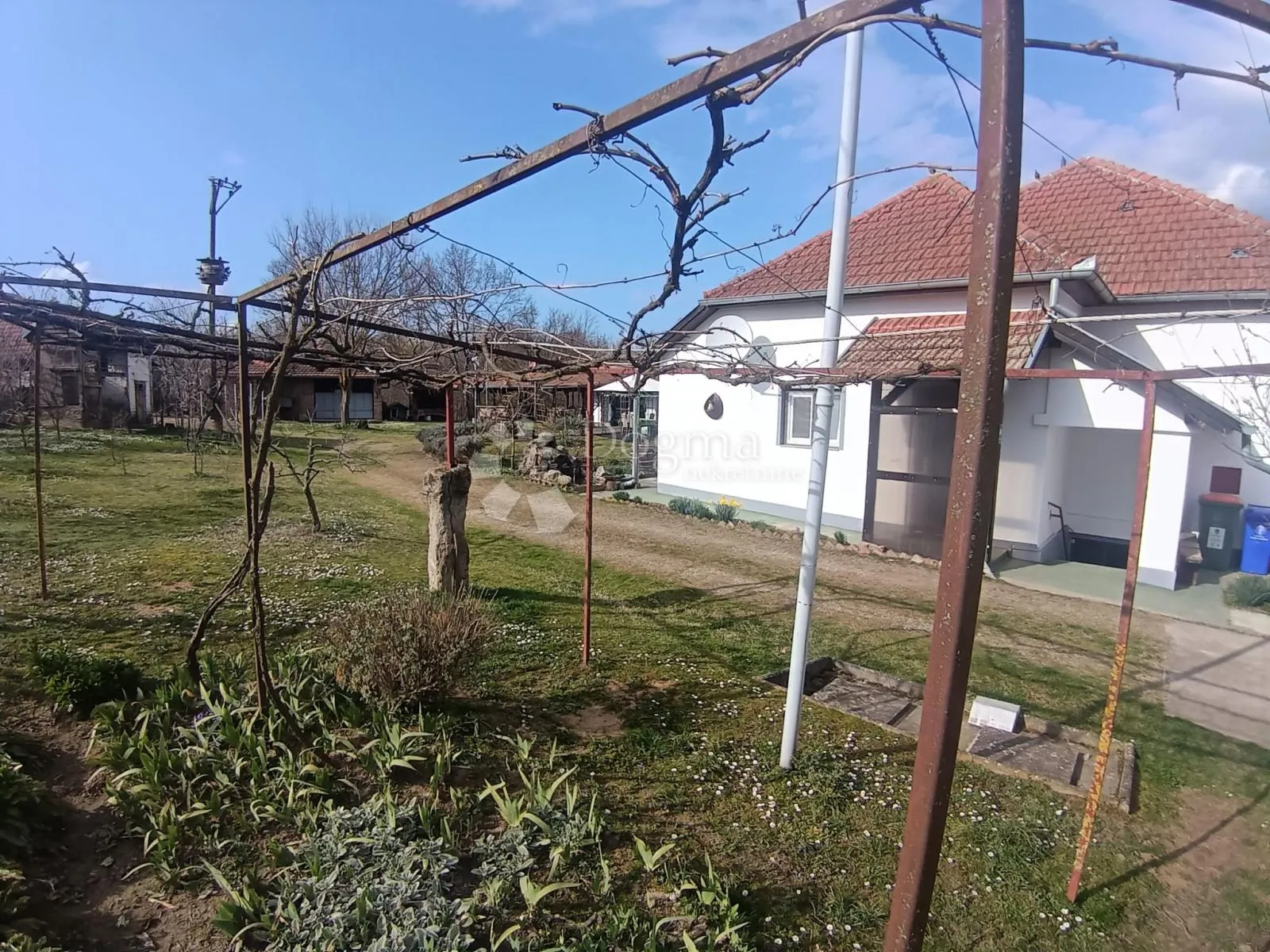 kuća u prirodi s jezerom i velikim imanjem - slika 7