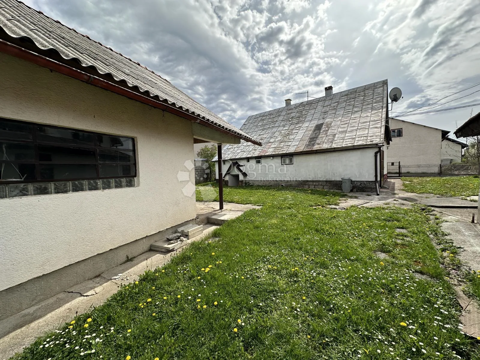 kuća s dva pomoćna objekta i vrtom, gospić centar - slika 4