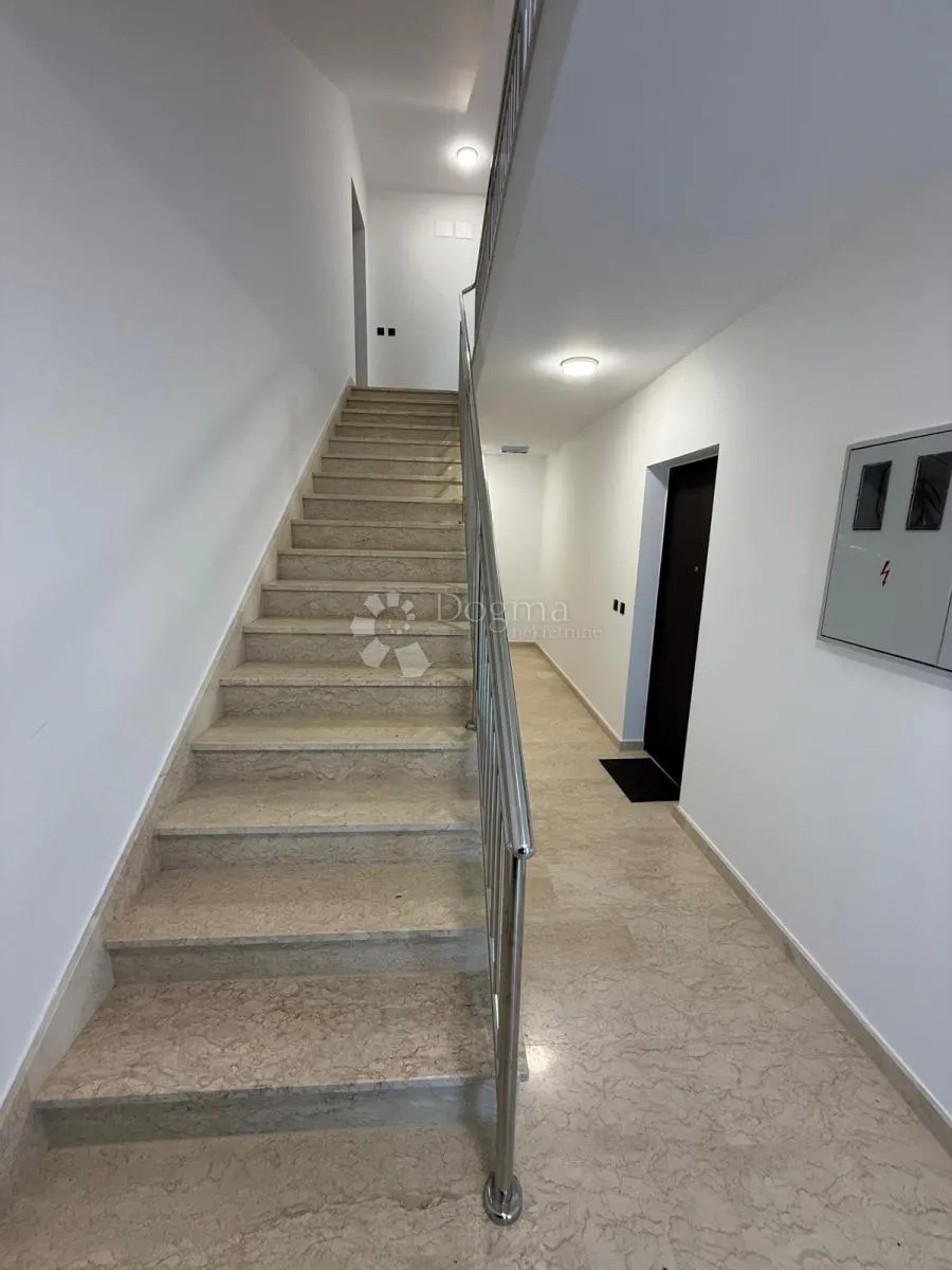 luksuzan namješten penthouse s pogledom na more - slika 27