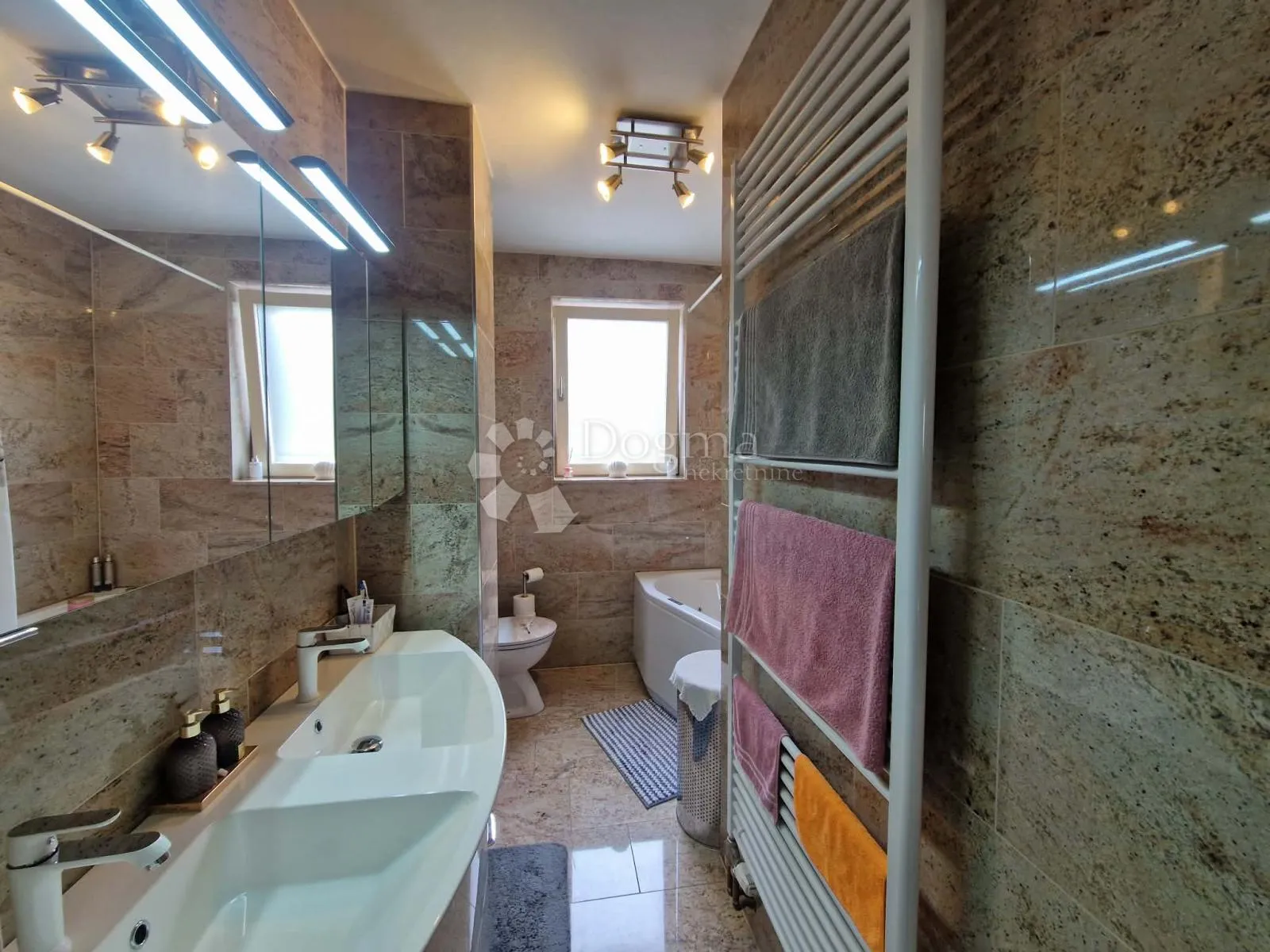 kuća s 4 apartmana - drugi red od mora - slika 23