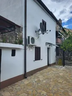 šarmantna kućica sa dvorištem - slika 19