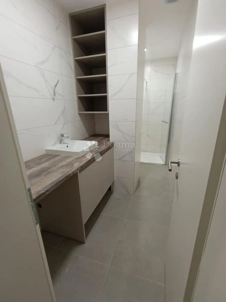 prostrani apartman u mandrama - slika 7