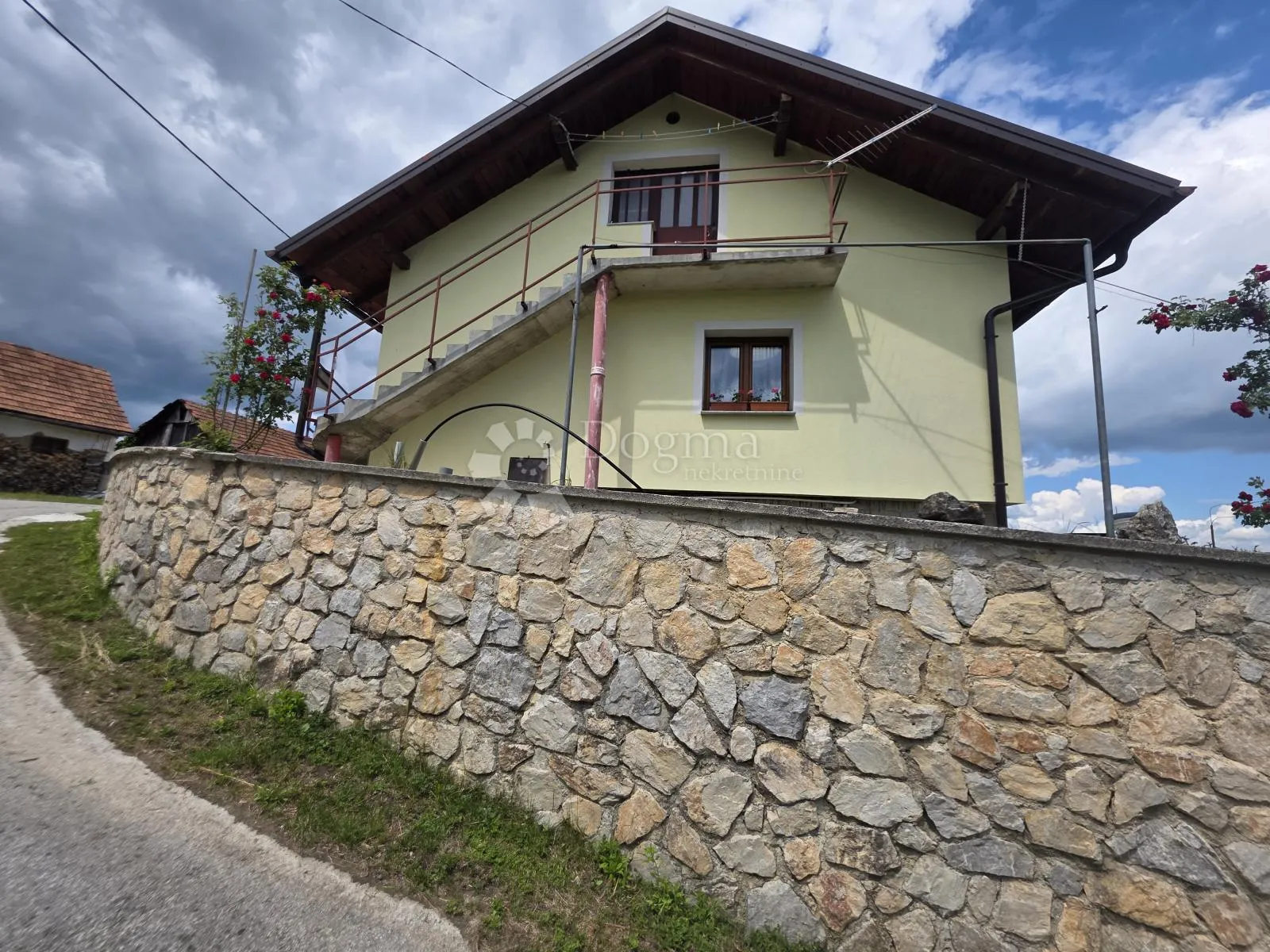 kuća u prirodi s prekrasnim pogledom na ravnu goru i velikom okućnicom - slika 2