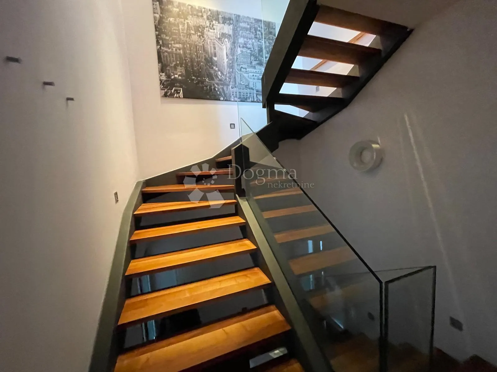 luksuzni troetažni penthouse sa terasom i bazenom - slika 20