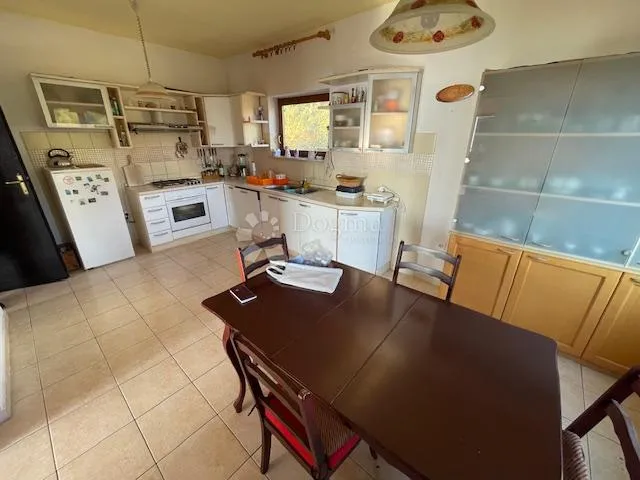 kantrida -350m2,p+1+2 ,p.prostor 40m2,okućnice 750m2 - slika 3