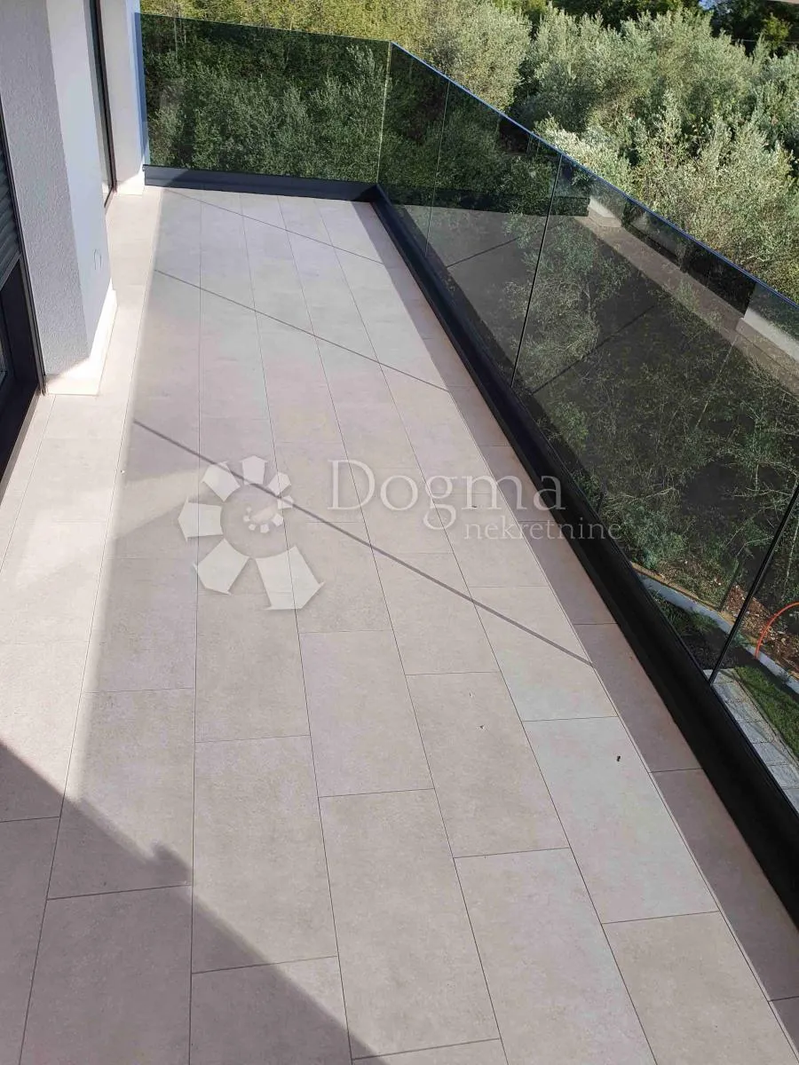 vila sa 4 apartmana, 2 bazena, 200 metara od mora - slika 18