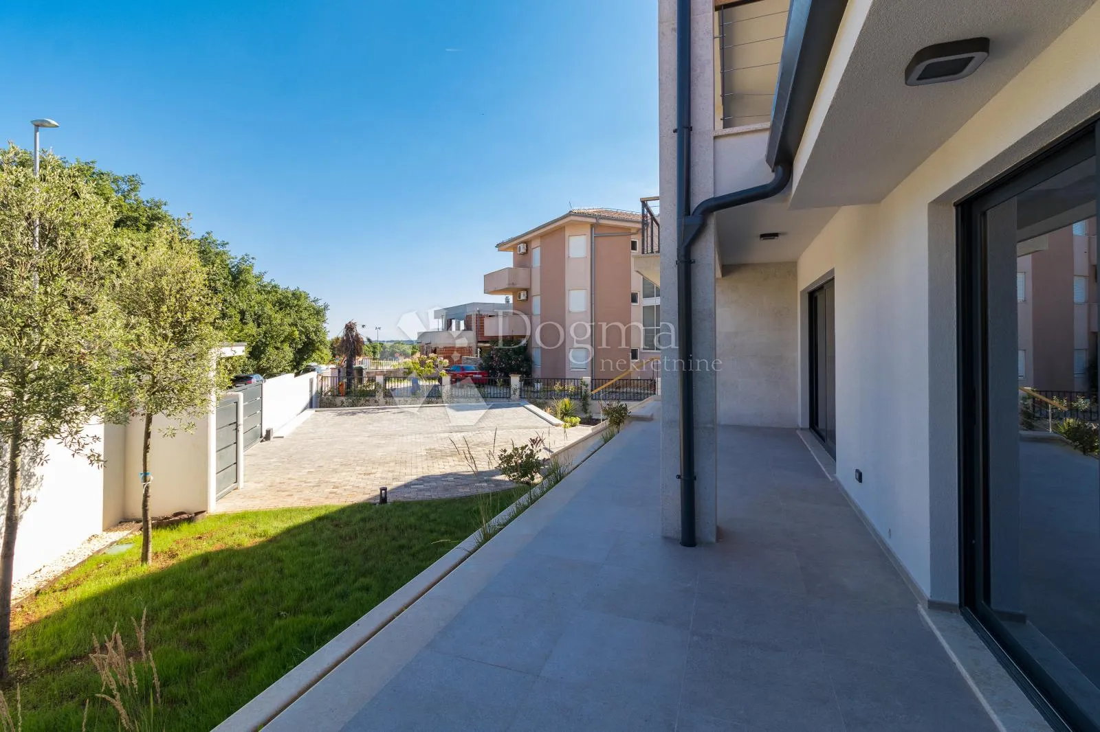 luksuzna moderna vila sa bazenom - slika 54