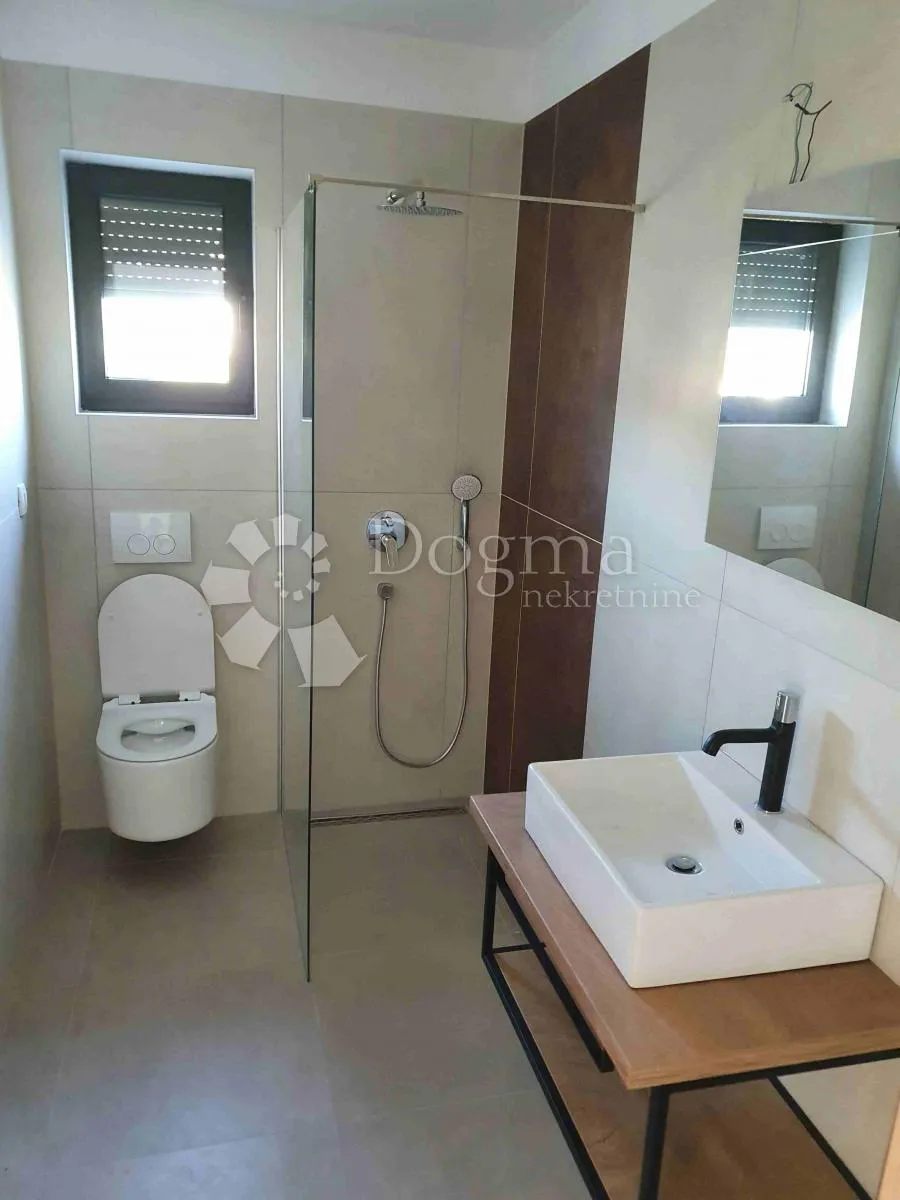 vila sa 4 apartmana, 2 bazena, 200 metara od mora - slika 7