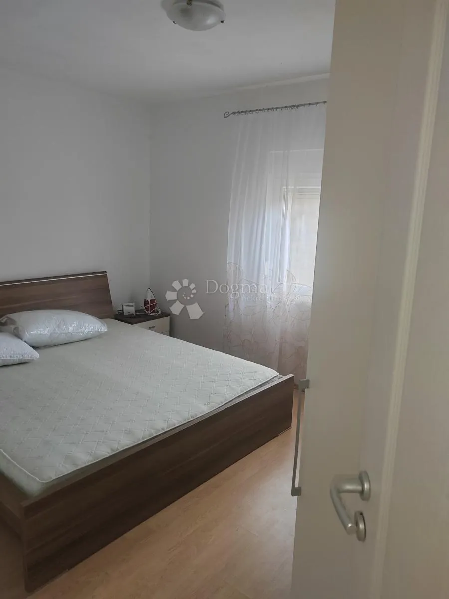 gračac kuća za odmor ili dom sređena s velikom okučnicom - slika 12
