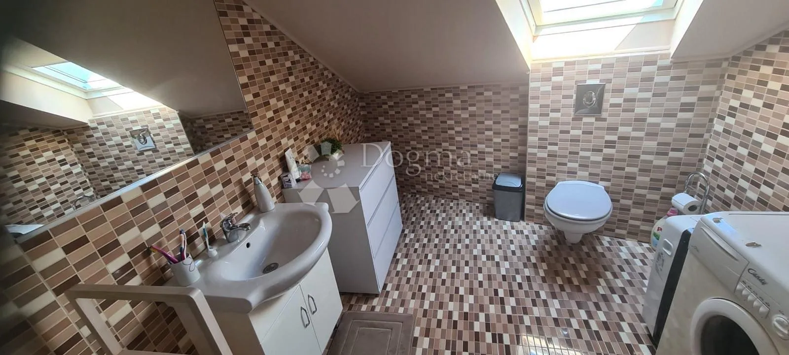 apartman u potkrovlju 50m2(u naravi 70m2) - slika 7