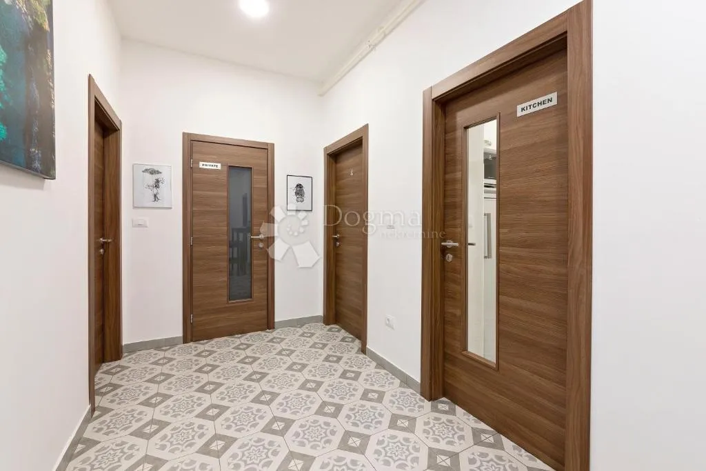 luksuzni stan u centru pule - slika 10