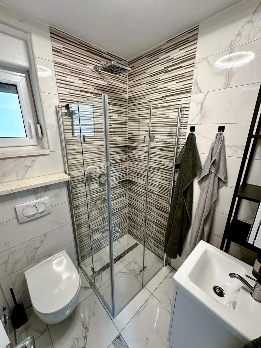 čiovo-kuća s 3 apartmana i bazenom - slika 23