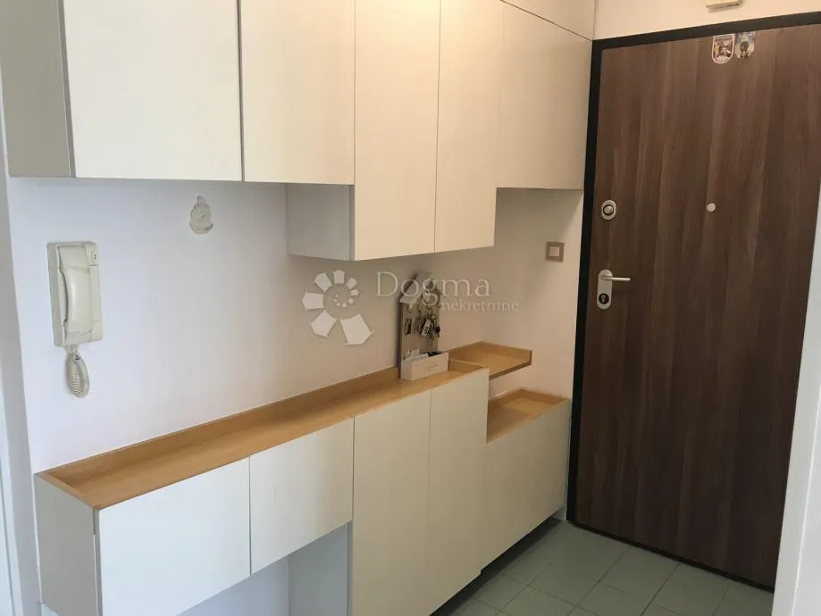 2-soban stan s balkonom, kruge – odlična lokacija - slika 4