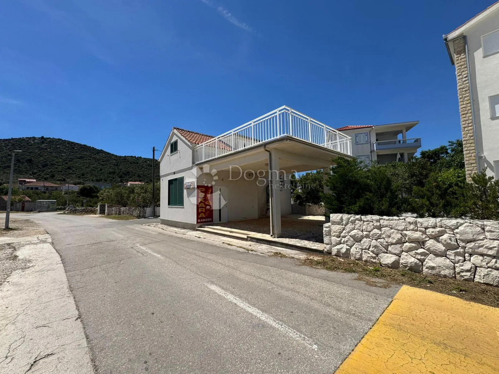 kuća s 3 apartmana i poslovnim prostorom vinišće - slika 7
