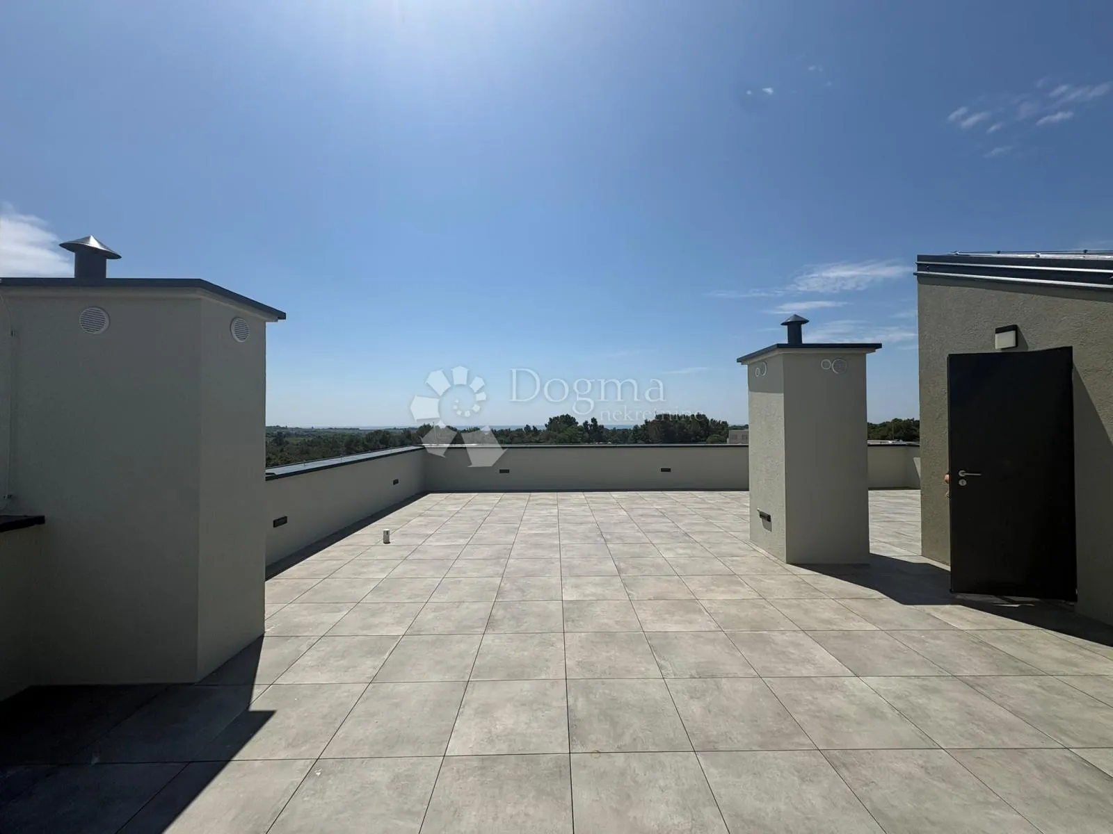penthouse sa 3ss+db i krovnom terasom 800m od mora - slika 17