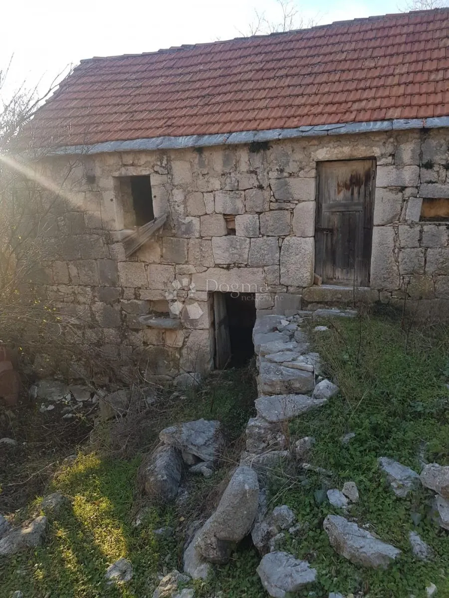 kamene kuće sa 3.500 m² zemljišta – mir, privatnost i blizina splita - slika 3