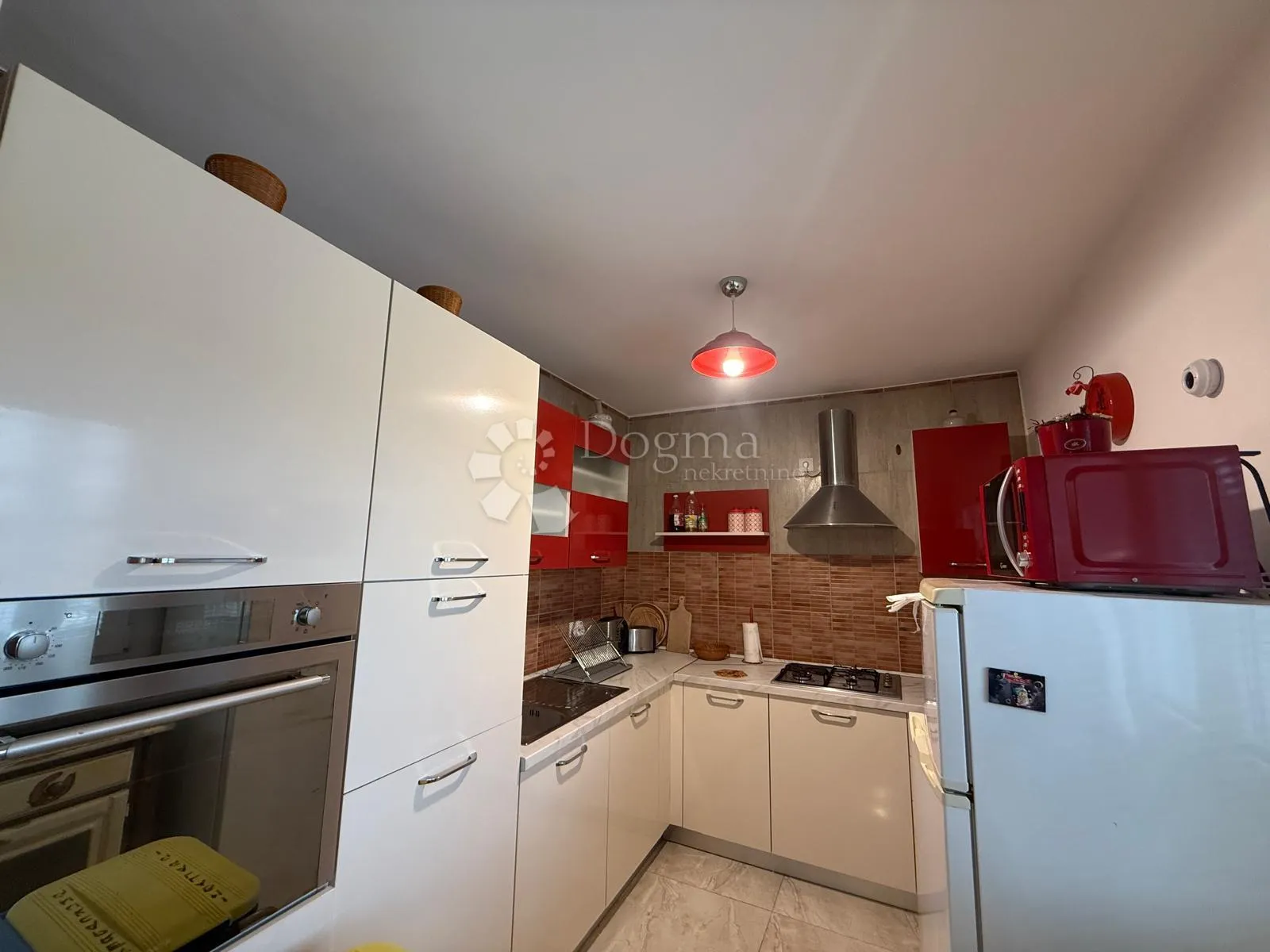 kuća s 2 stana - 300 m od mora - slika 12